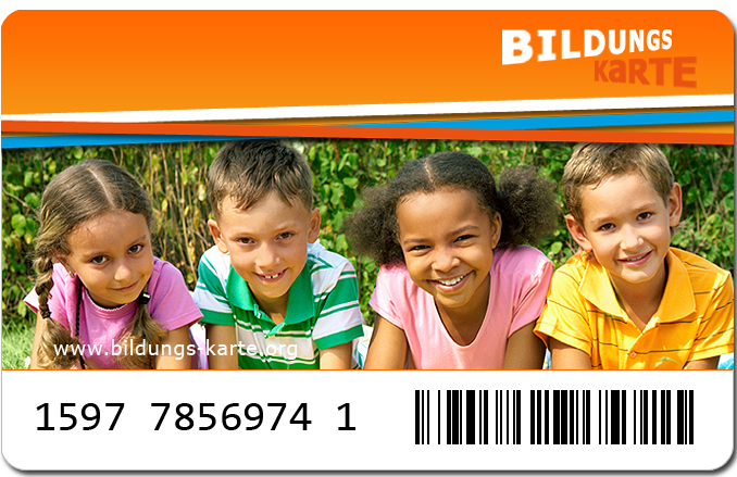 Beispiel einer Bildungskarte des Rems-Murr-Kreises: orange Karte mit dem Schriftzug Bildungskarte, einem Foto von vier lachenden Kindern und einer Kartennummer mit Strichcode